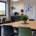 Bien-être au travail : salle de pause vide d'une entreprise belge avec table