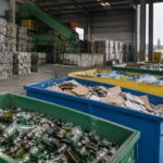 Économie circulaire : matériaux recyclés triés dans des bacs industriels de couleurs différentes