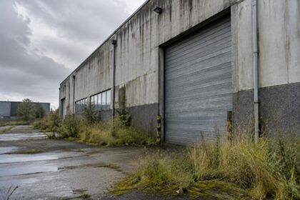 Faillites par région : entrepôt industriel belge à l'abandon