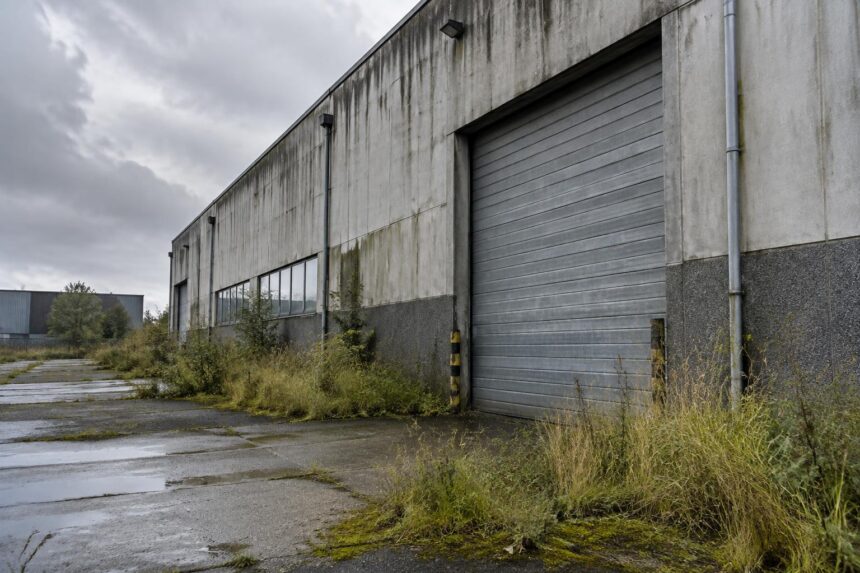Faillites par région : entrepôt industriel belge à l'abandon
