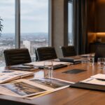 Invests publics régionaux : salle de réunion avec dossiers d'investissement