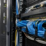 NIS2 en Belgique : câbles réseau et commutateur informatique en gros plan dans une baie technique