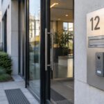 Numéro d'entreprise, TVA, ONSS : plaque d'immatriculation d'entreprise belge apposée à l'entrée d'un bâtiment commercial