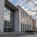 Prévisions de croissance : façade d'un bâtiment institutionnel belge