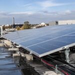 Primes énergie entreprises : panneau solaire en gros plan sur un toit d'entreprise belge