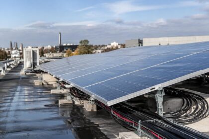 Primes énergie entreprises : panneau solaire en gros plan sur un toit d'entreprise belge