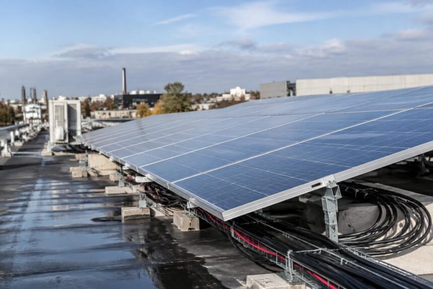 Primes énergie entreprises : panneau solaire en gros plan sur un toit d'entreprise belge