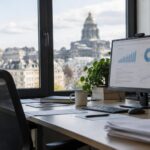 Rétention des talents : graphique statistique flou affiché sur un écran d'ordinateur dans un bureau belge vide