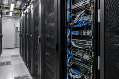 RGPD et intelligence artificielle : baie de serveurs dans un local technique