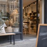 Seconde chance après faillite : vitrine d'un commerce belge rouvert avec un panneau flouté « ouverture » et du mobilier neuf visible